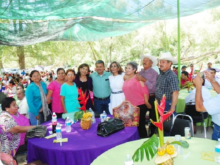 Maestros de Llera disfrutan su festejo en el rÃ­o Guayalejo
